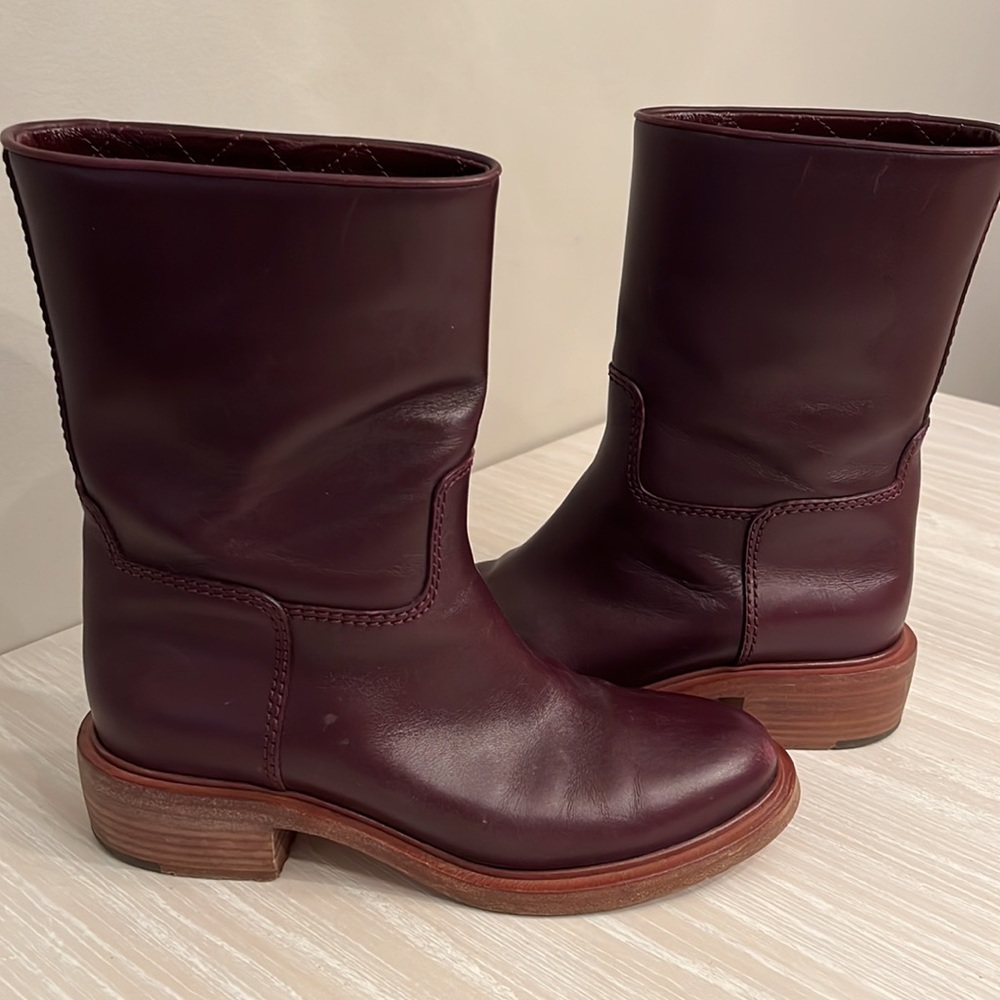 Chanel burgundy leather short heeled boot. Size 38.5 (euro)/ Size 8.5 (USA) - Picture 2 of 8